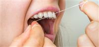 أضرار استخدام الخيط في تنظيف الأسنان