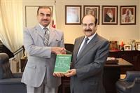  سعادة الوزير يشيد بكتاب البروفيسور فيصل الناصر